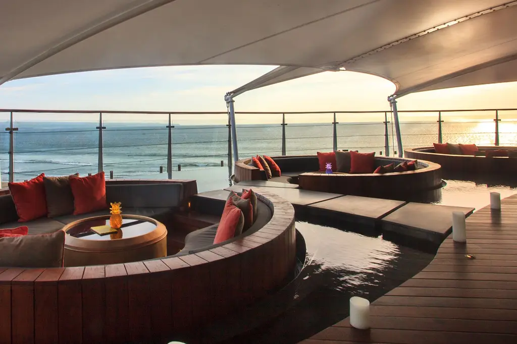 Double-Six Luxury Hotel image 2
